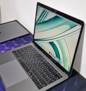 New Laptop Apple MacBook Pro 2017 8GB Intel Core i5 SSD 256GB