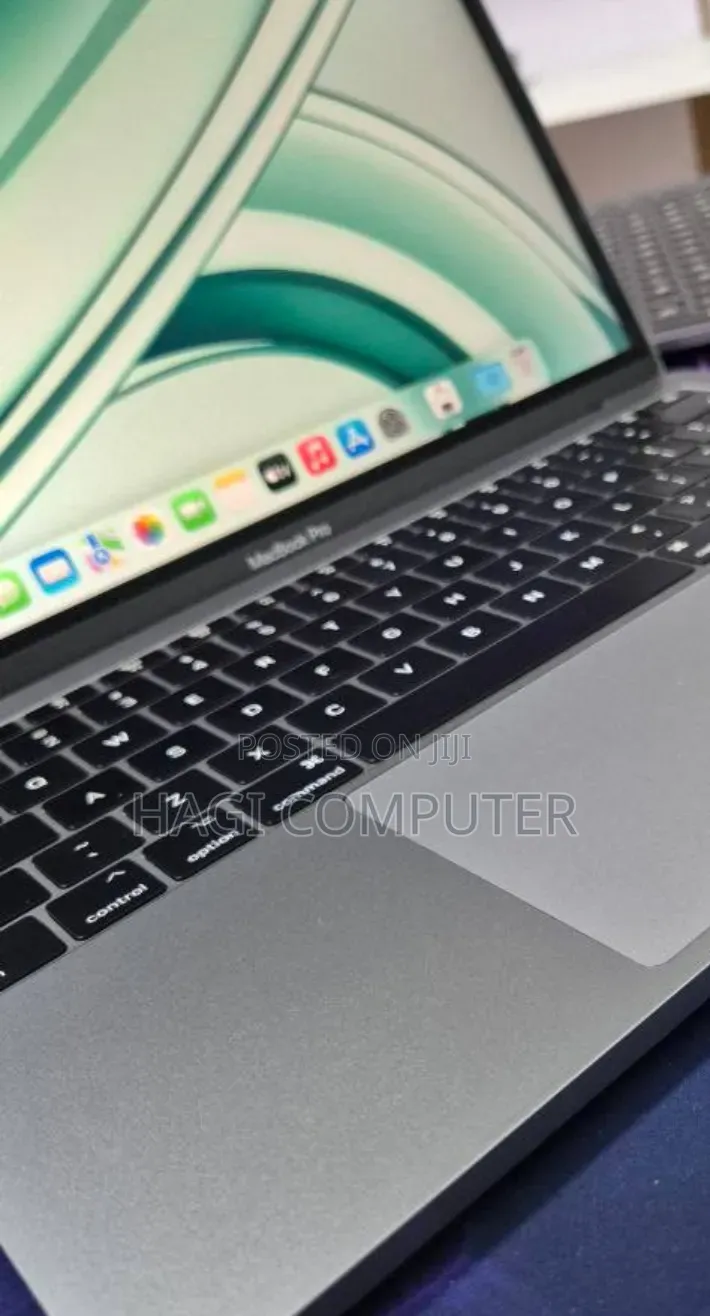 New Laptop Apple MacBook Pro 2017 8GB Intel Core i5 SSD 256GB