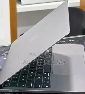 New Laptop Apple MacBook Pro 2022 M2 16GB Apple M2 SSD 512GB