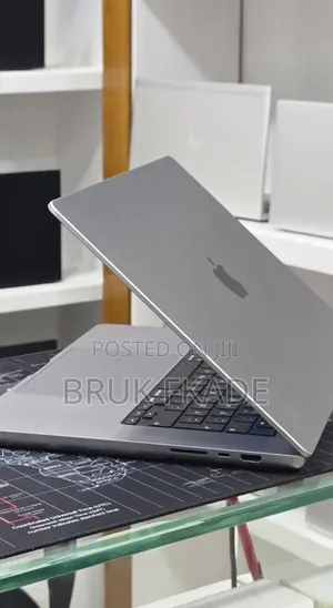 New Laptop Apple MacBook Pro 2022 M2 16GB Apple M2 SSD 512GB