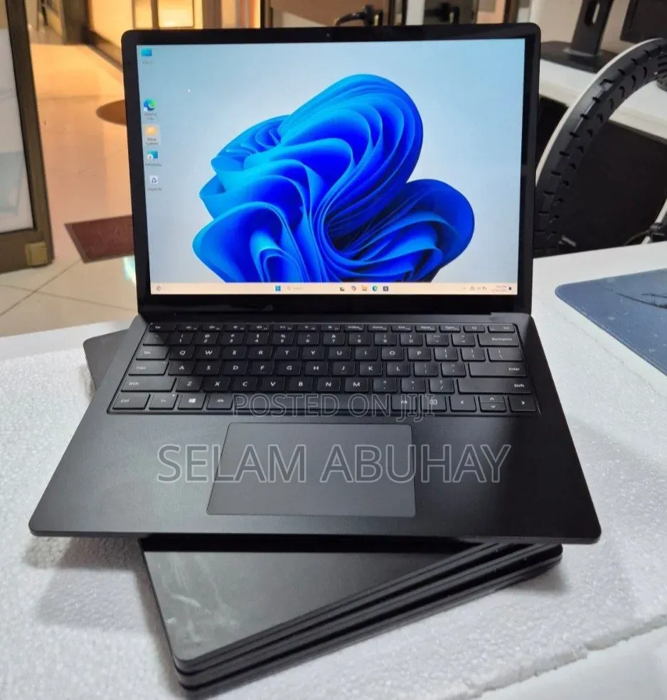 New Laptop Microsoft Surface 16GB Intel Core i5 SSD 256GB