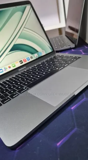 New Laptop Apple MacBook Pro 2017 8GB Intel Core i7 SSD 256GB
