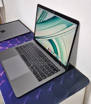 New Laptop Apple MacBook Pro 2017 8GB Intel Core i7 SSD 256GB