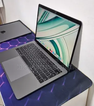 New Laptop Apple MacBook Pro 2017 8GB Intel Core i7 SSD 256GB
