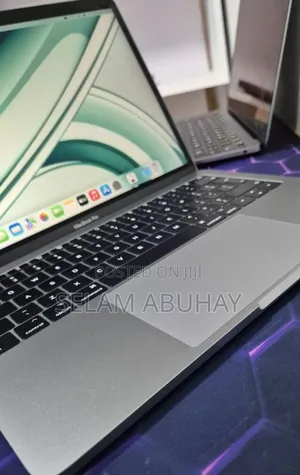 New Laptop Apple MacBook Pro 2017 8GB Intel Core i5 SSD 256GB