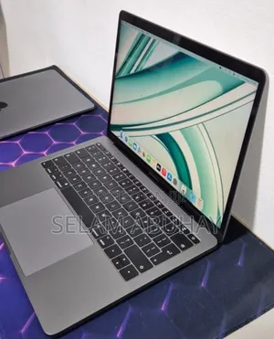 New Laptop Apple MacBook Pro 2017 8GB Intel Core i5 SSD 256GB