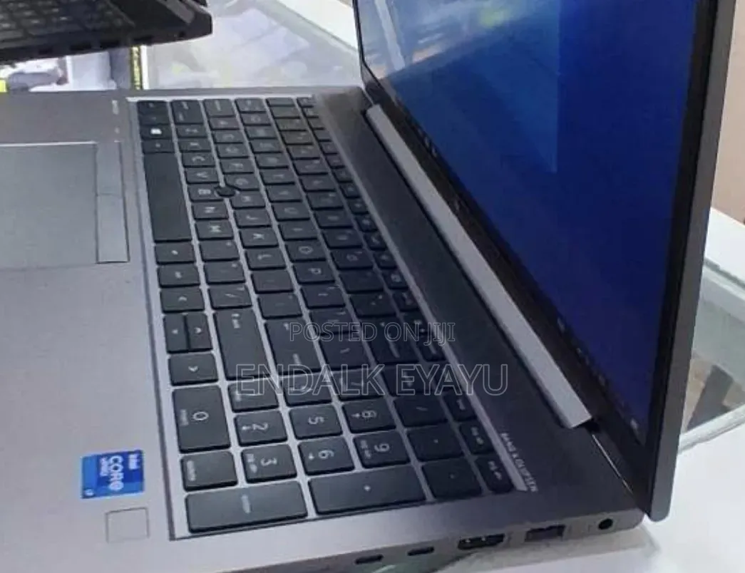 New Laptop HP ZBook Firefly G8 16GB Intel Core i7 SSD 512GB