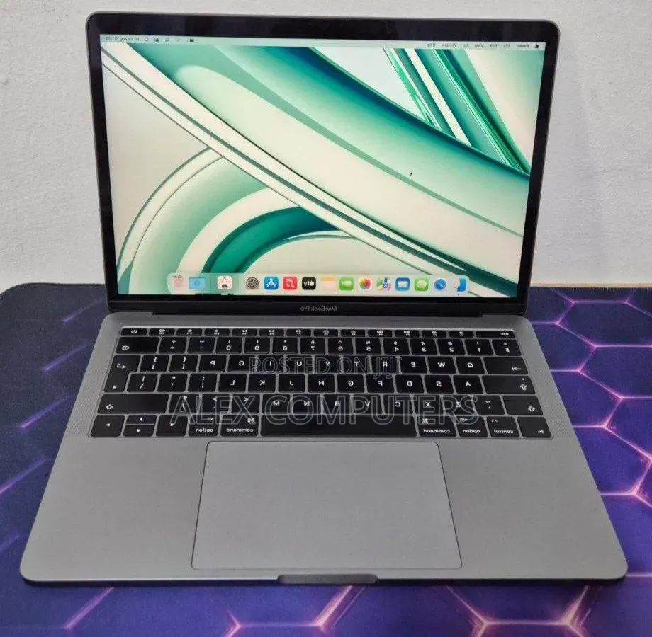 New Laptop Apple MacBook Pro 2017 8GB Intel Core i5 SSD 256GB