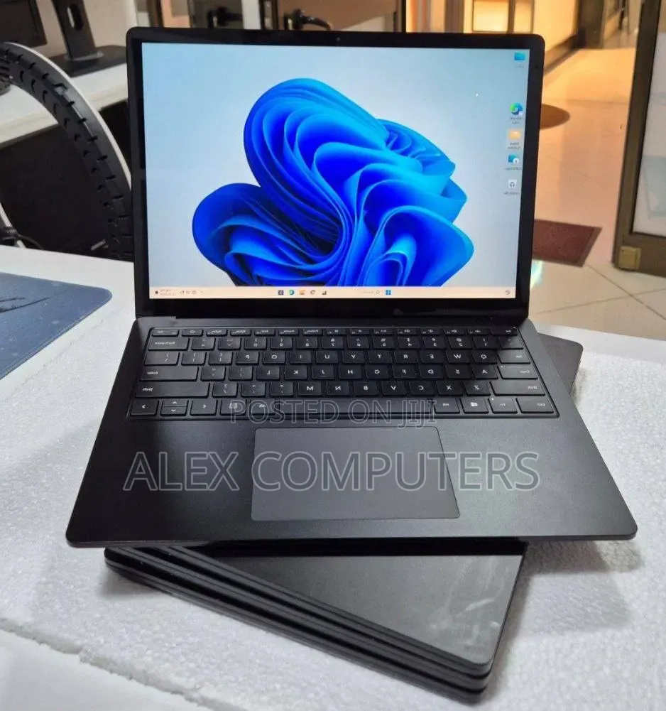 New Laptop Microsoft Surface 8GB Intel Core i5 SSD 256GB