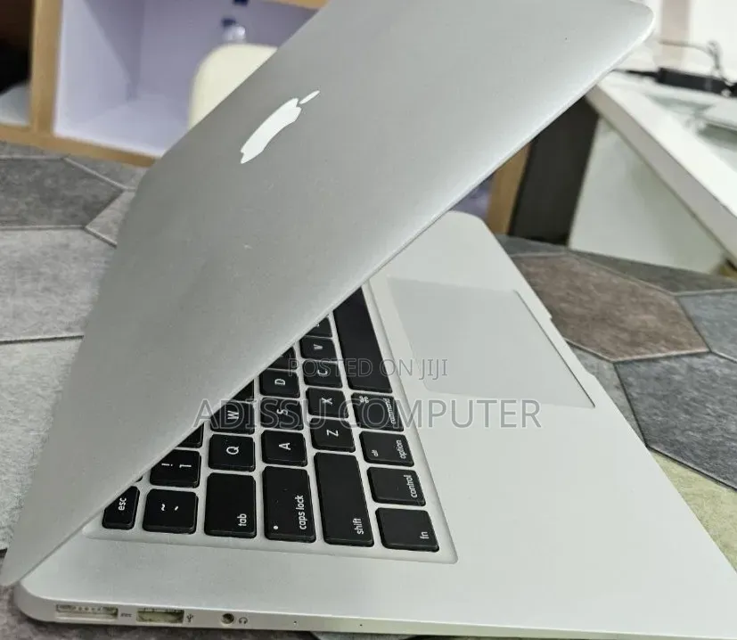 New Laptop Apple MacBook Pro 2017 8GB Intel Core i5 SSD 256GB