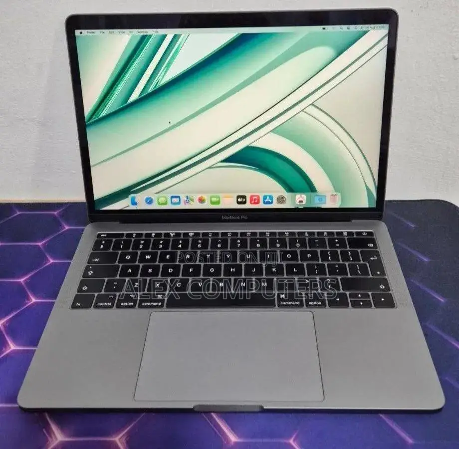 New Laptop Apple MacBook Pro 2017 8GB Intel Core i5 SSD 256GB
