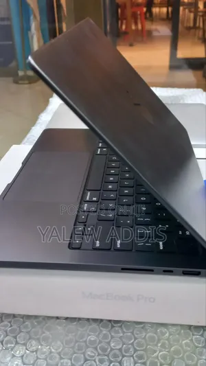 New Laptop Apple MacBook Pro 2025 M5 16GB Apple M5 SSD 512GB