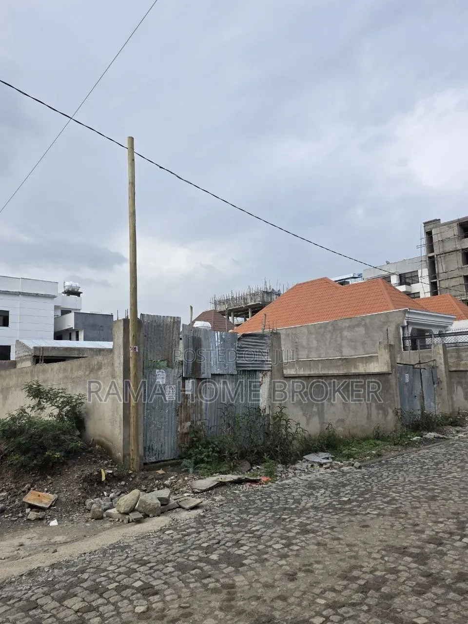 ለ 2 የሚከፈል 500 ካሬ ባዶ ቦታ ስም ማዞሪያ ያለው በመሀል አያት