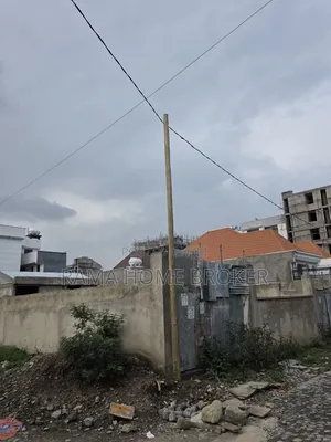 ለ 2 የሚከፈል 500 ካሬ ባዶ ቦታ ስም ማዞሪያ ያለው በመሀል አያት
