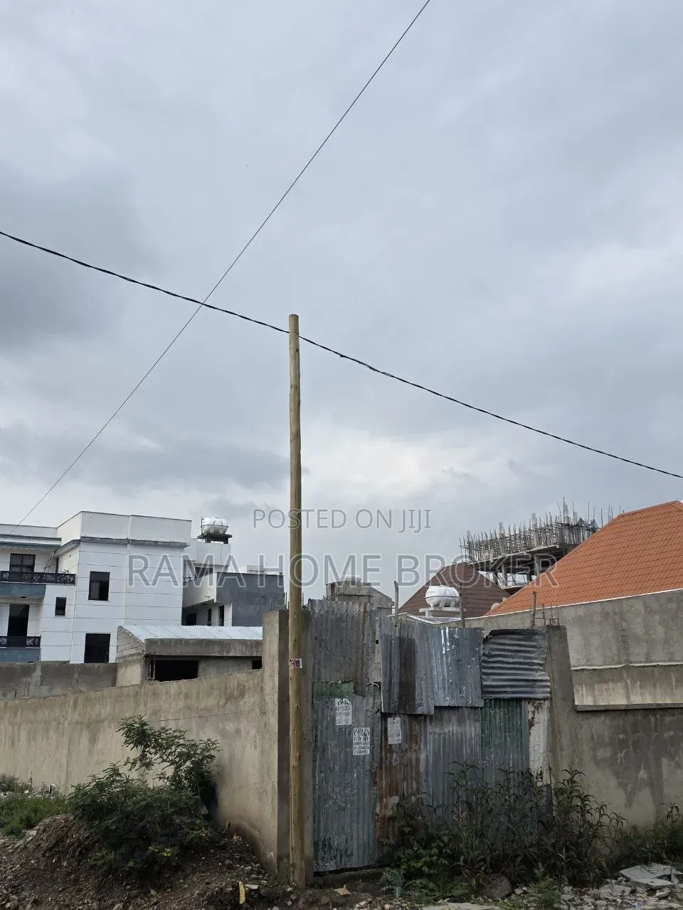 ለ 2 የሚከፈል 500 ካሬ ባዶ ቦታ ስም ማዞሪያ ያለው በመሀል አያት