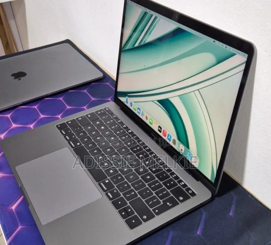 New Laptop Apple MacBook Pro 2017 8GB Intel Core i5 SSD 256GB