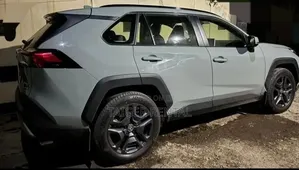 የሚከራይ መኪና Toyot Rava4 Hybrid