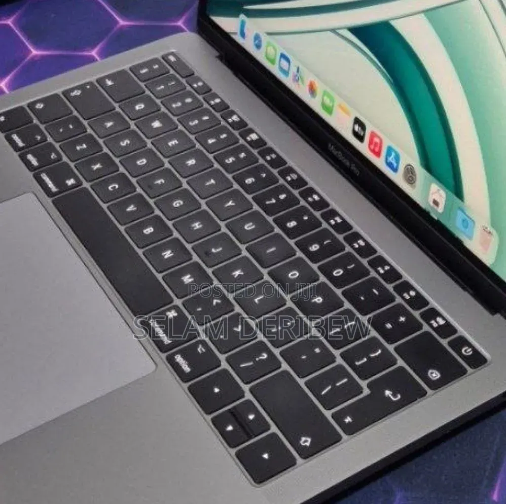 New Laptop Apple MacBook Pro 2017 8GB Intel Core i5 SSD 256GB