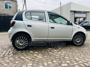 Toyota Vitz 2004 Silver