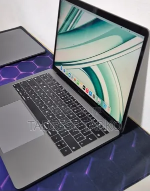 New Laptop Apple MacBook Pro 2017 8GB Intel Core i5 SSD 256GB