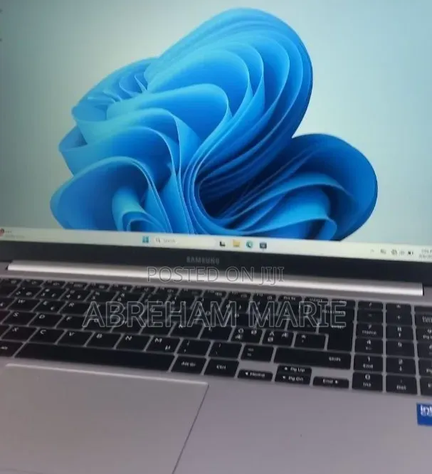 New Laptop Samsung Galaxy Book4 8GB Intel Core i5 SSD 512GB