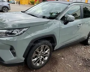 Toyota RAV4 2021 Orange