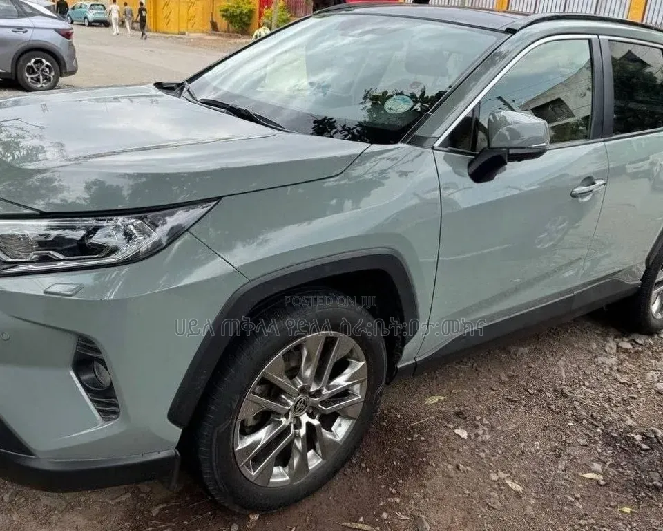 Toyota RAV4 2021 Orange