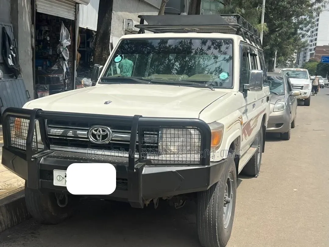 Toyota Land Cruiser 2011 White