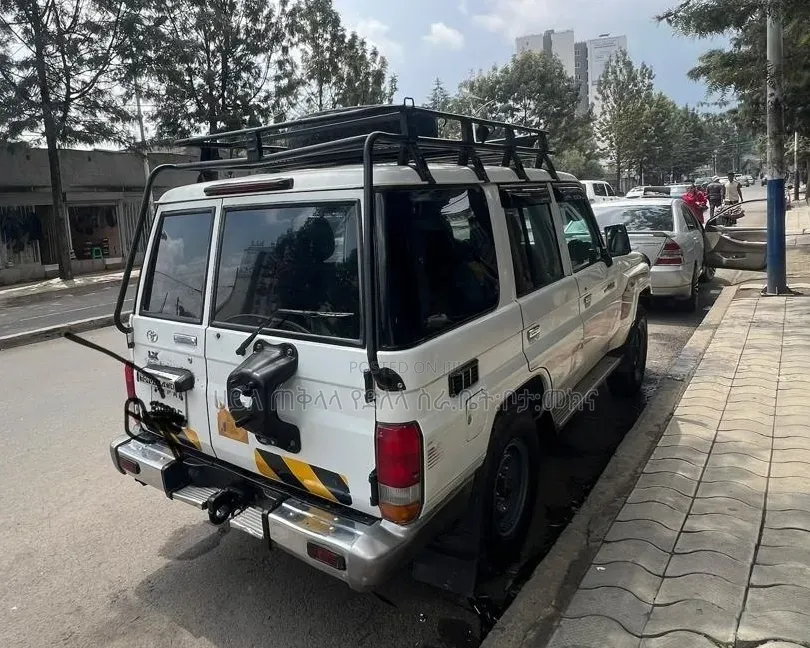 Toyota Land Cruiser 2011 White