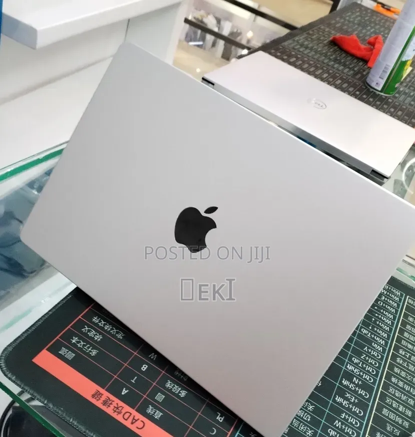 New Laptop Apple MacBook Pro 2025 M5 16GB Apple M5 SSD 512GB