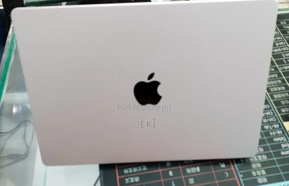 New Laptop Apple MacBook Pro 2025 M5 16GB Apple M5 SSD 512GB