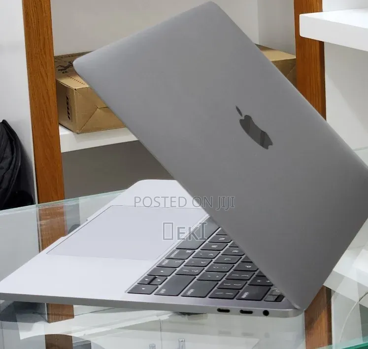 New Laptop Apple MacBook Pro 2019 16GB Intel Core i7 SSD 512GB