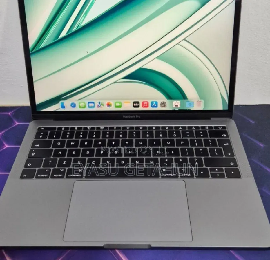 New Laptop Apple MacBook Pro 2017 8GB Intel Core i5 SSD 256GB