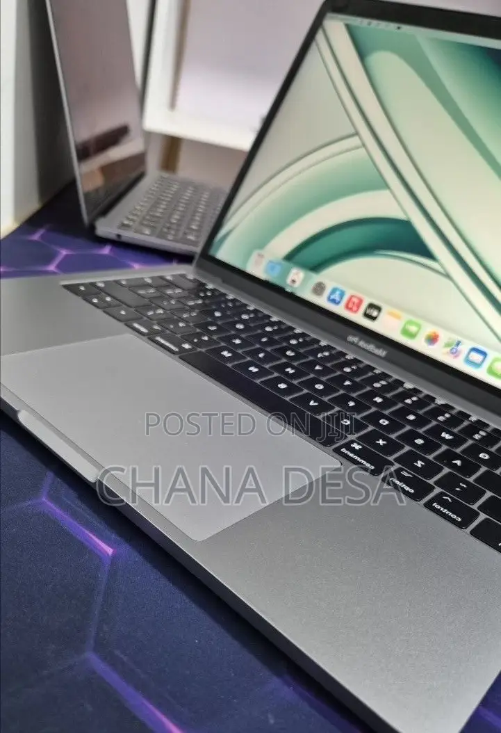 New Laptop Apple MacBook Pro 2017 8GB Intel Core i5 SSD 256GB
