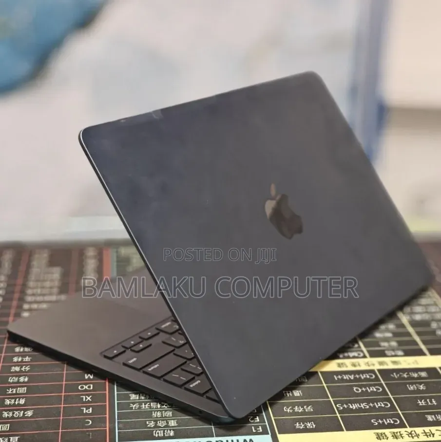 New Laptop Apple MacBook Air 2022 M2 8GB Apple M2 SSD 512GB