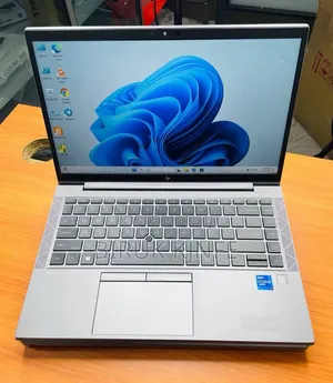 New Laptop HP ZBook Firefly G8 16GB Intel Core i7 SSD 512GB