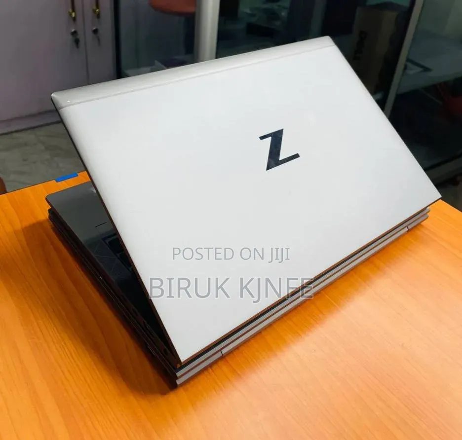 New Laptop HP ZBook Firefly G8 16GB Intel Core i7 SSD 512GB