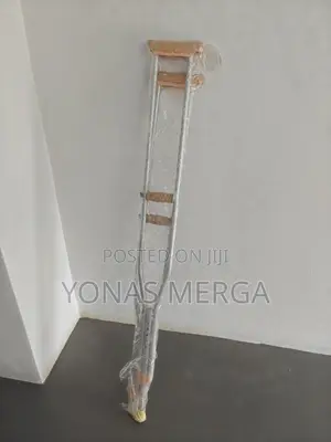 Arm Bilateral Crutches中弗mobility Challenge,typically Used by People