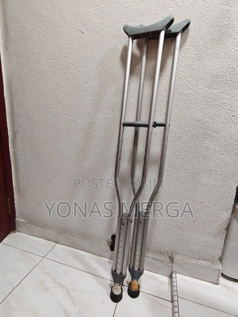 Crutches==crutches部脊carefully, Keeping Crutches Stable on the Floor.