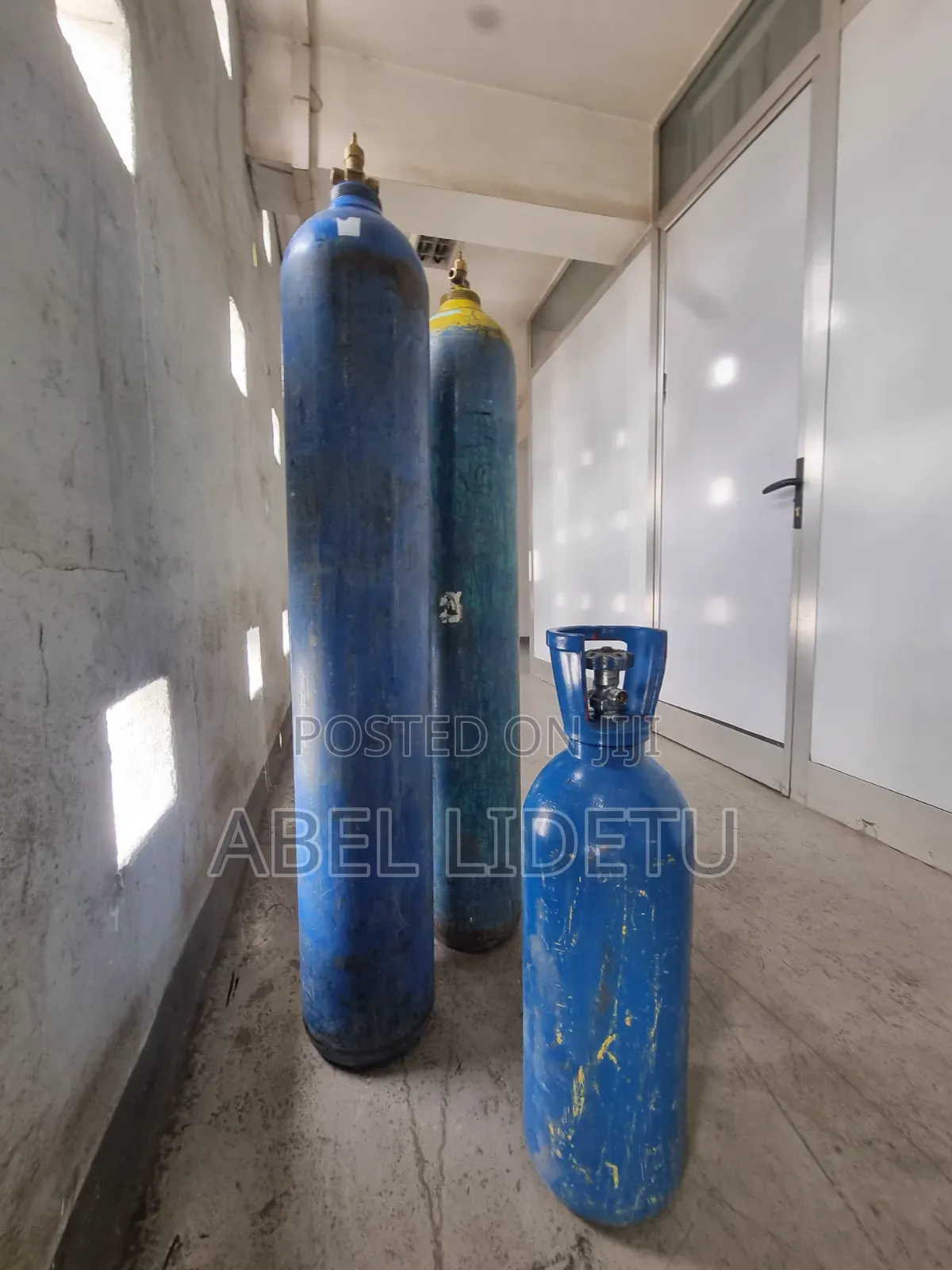 Durable O2 Cylinder Paired With Regulator Ready for Immediate Use