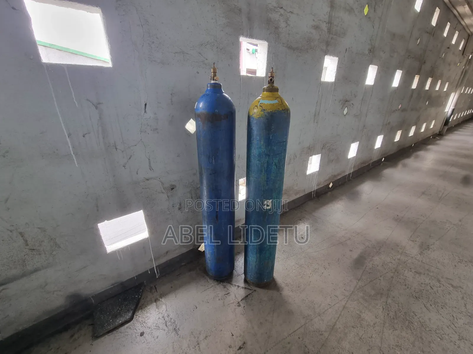 An Oxygen Cylinder Equipped With a Conserving Regulator