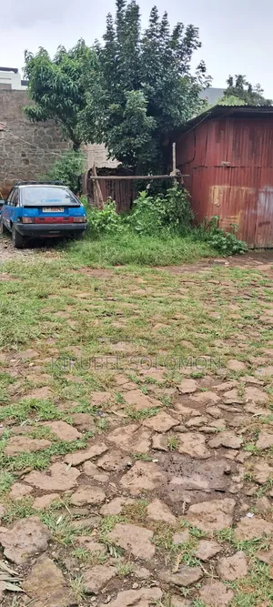 መሬት 1500 ካሬ