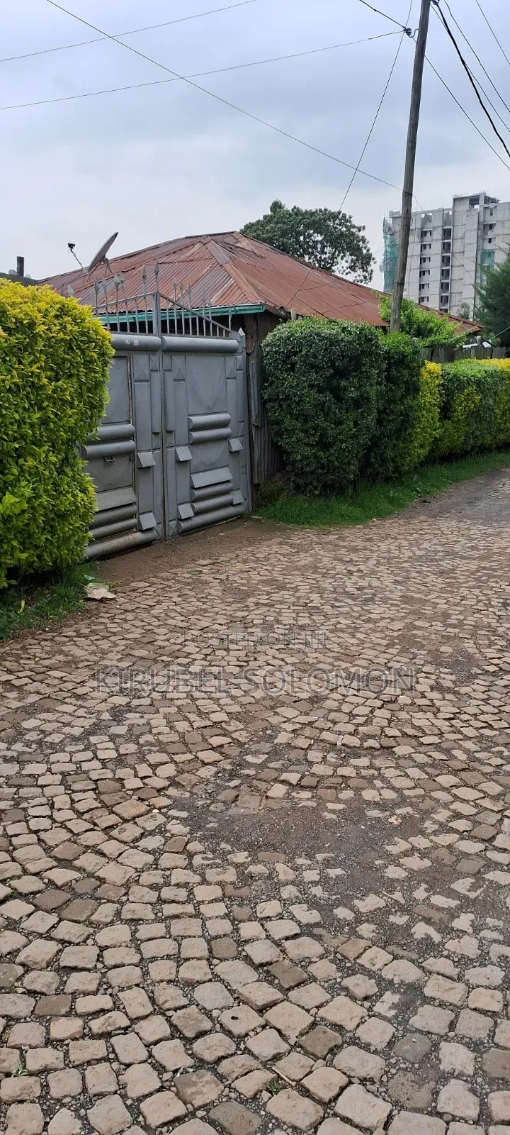 መሬት 1500 ካሬ