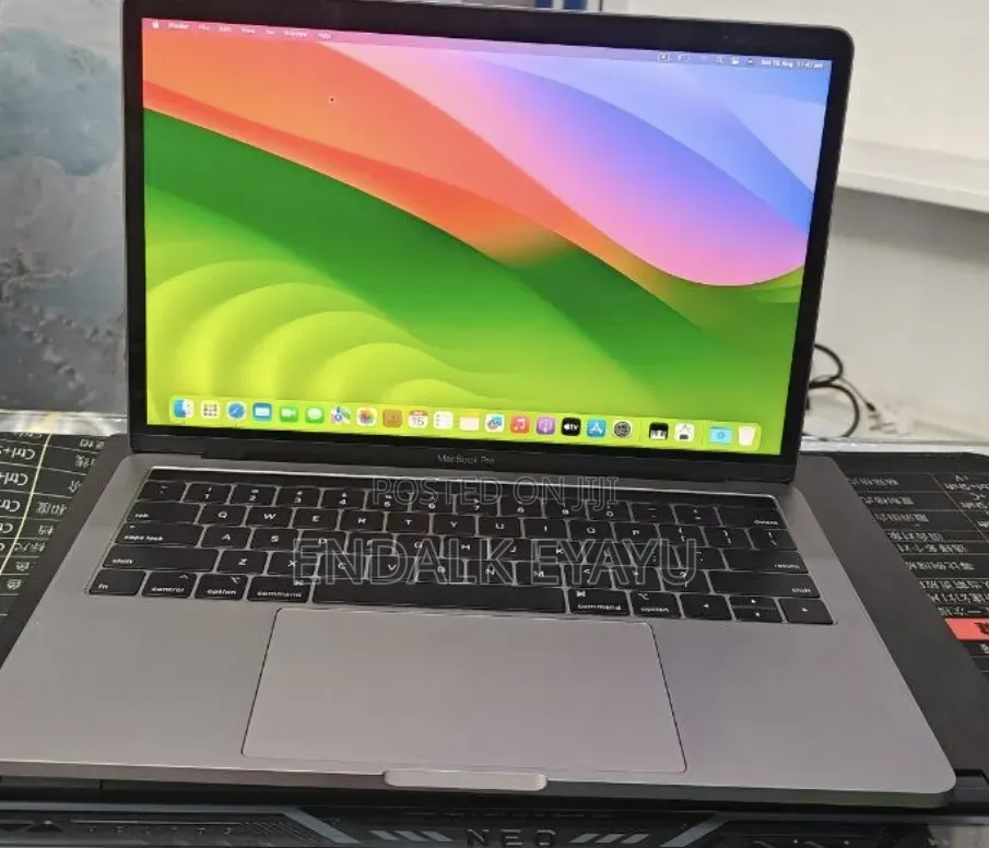 New Laptop Apple MacBook Pro 2022 M2 8GB Apple M2 SSD 512GB