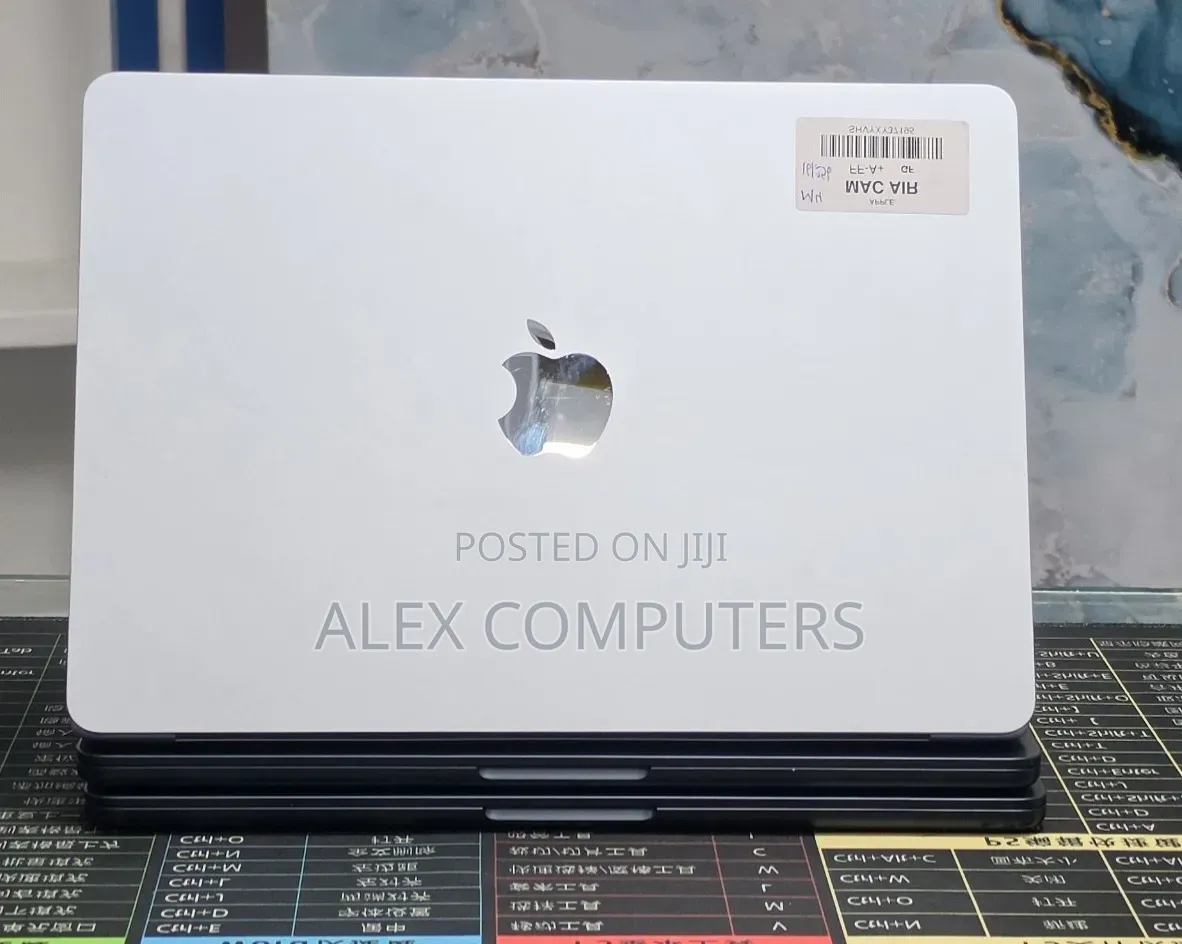 New Laptop Apple MacBook 16GB Apple M4 SSD 256GB