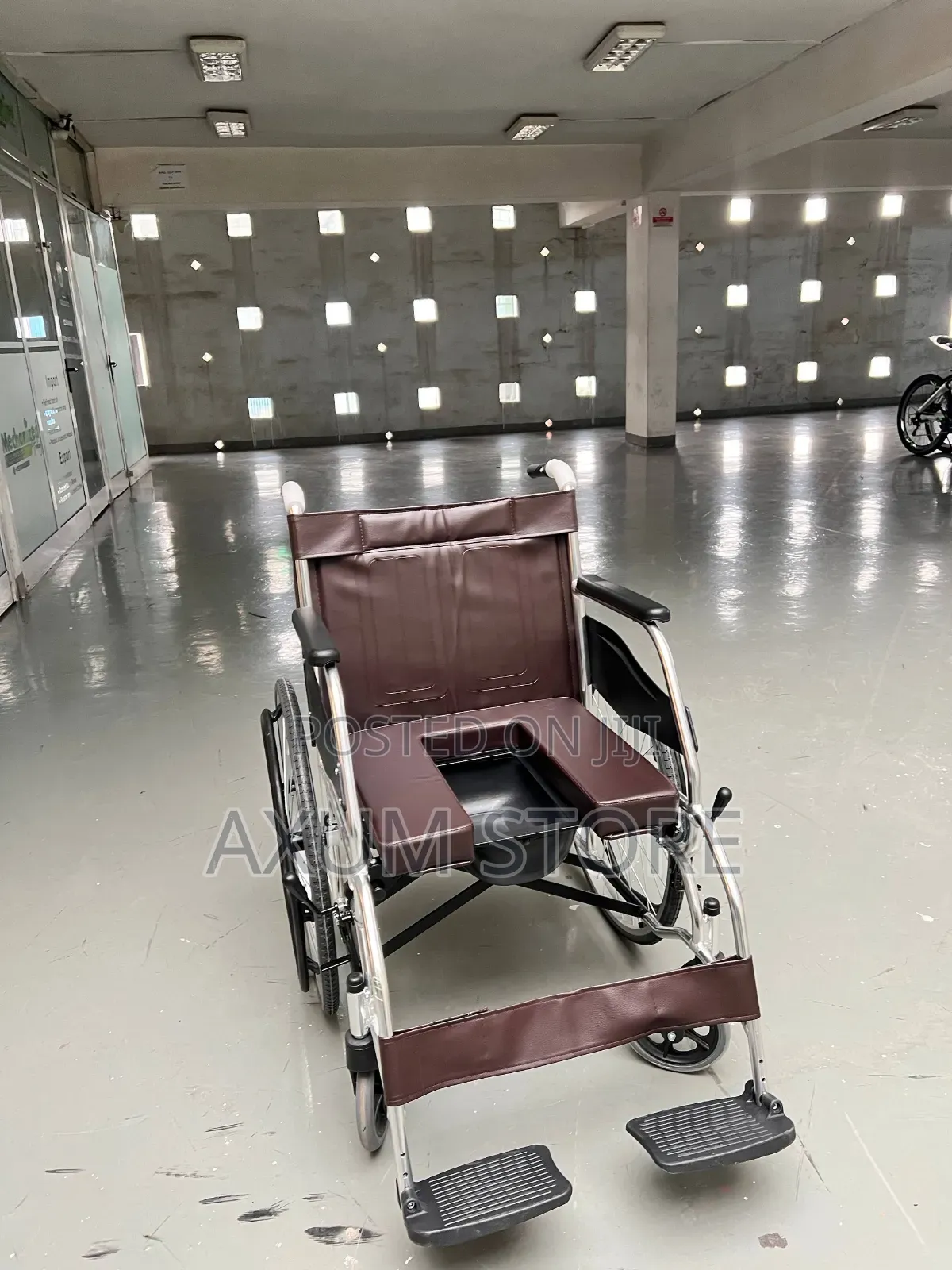 የመታጠቢያ ኮሞድ ዊልቸር — Bathroom Commode Wheelchair
