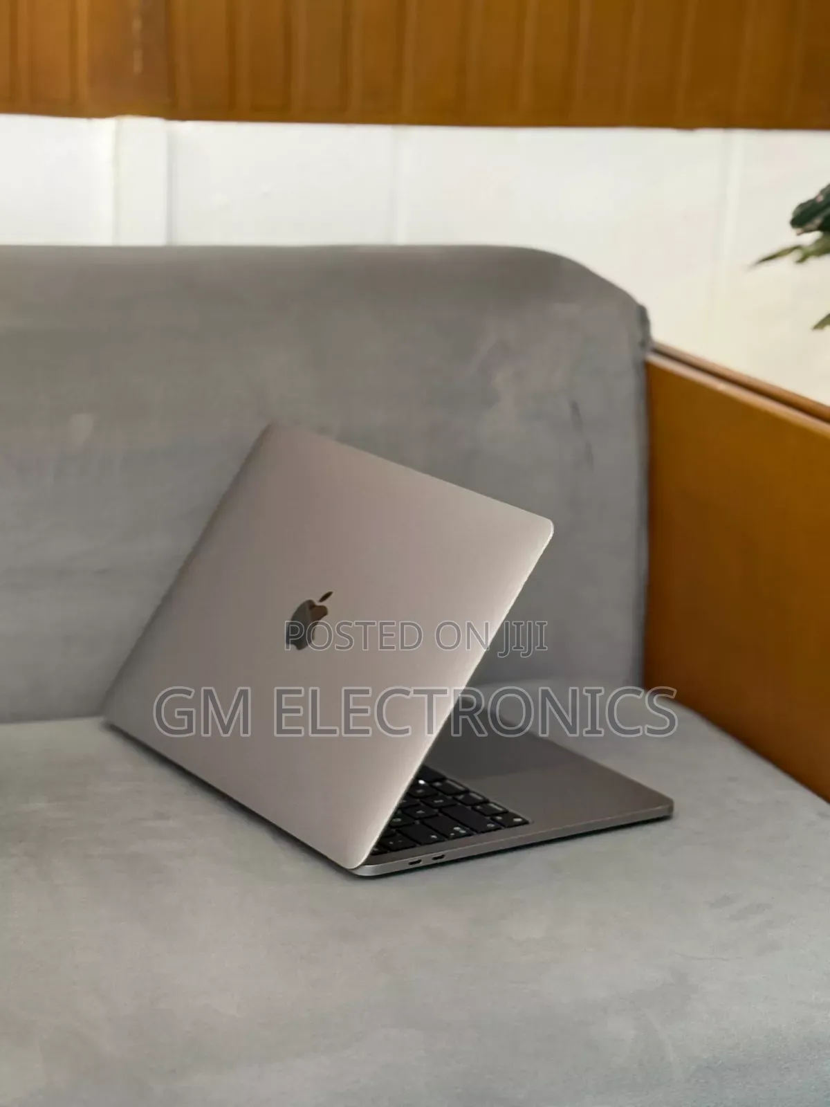 New Laptop Apple MacBook Pro 2020 8GB Intel Core i7 SSD 512GB