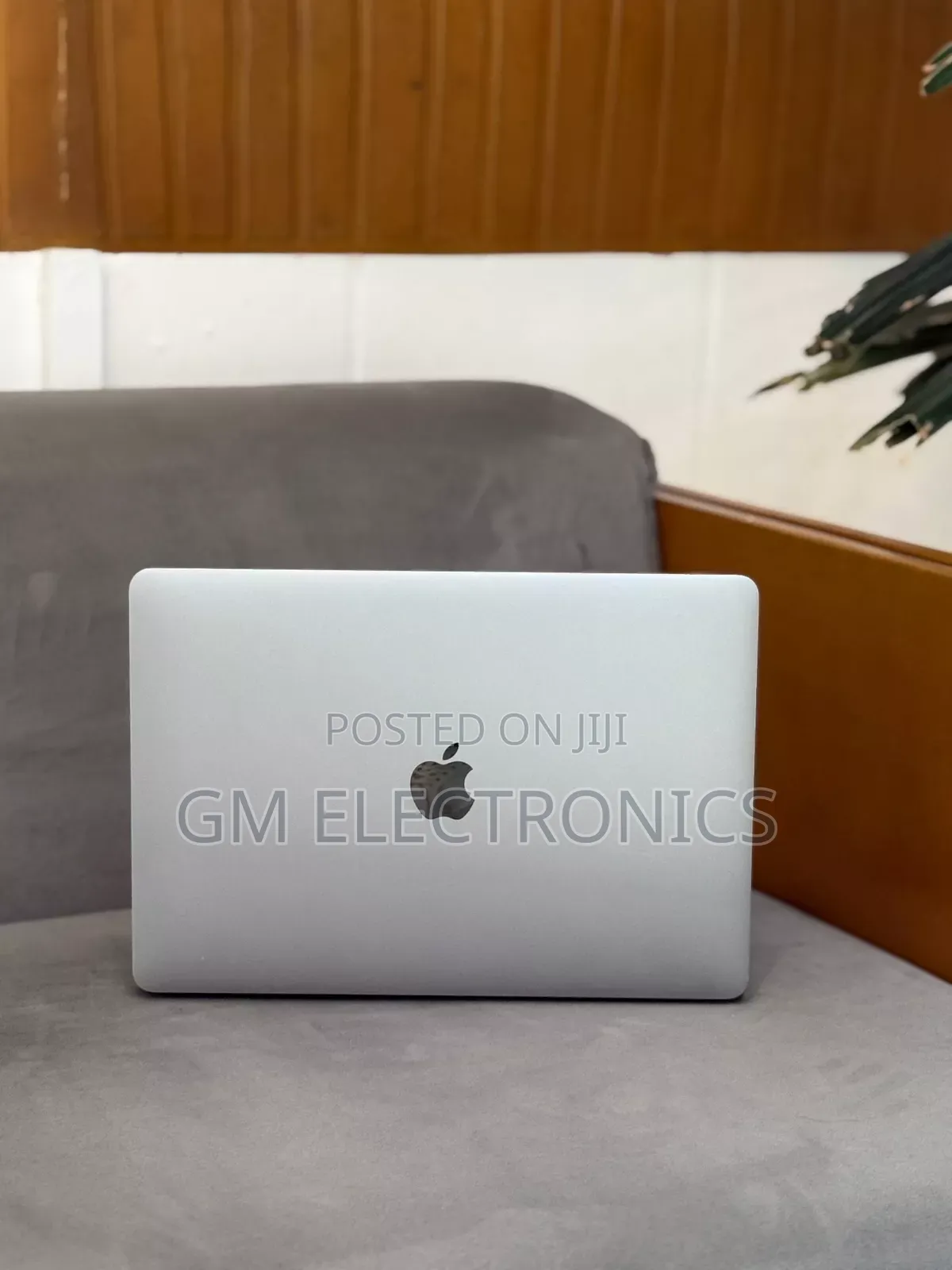 New Laptop Apple MacBook Pro 2020 8GB Intel Core i7 SSD 512GB