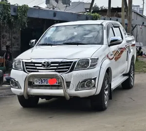 Toyota Hilux 2010 White