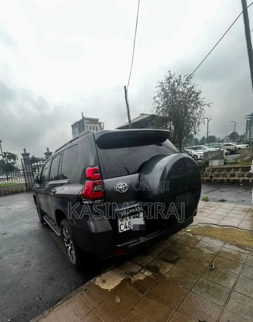 Toyota Land Cruiser Prado 2022 Gray